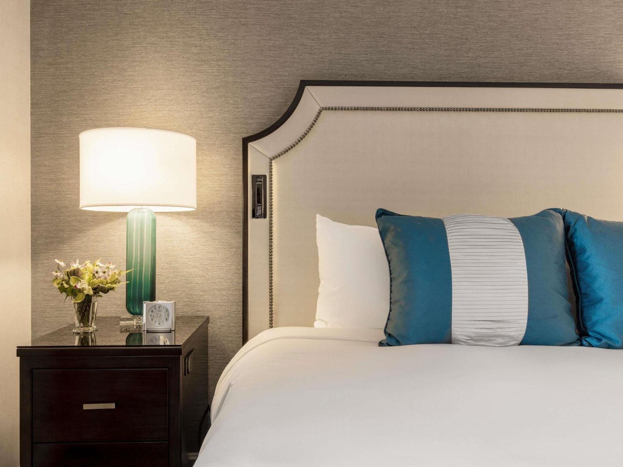 Deluxe King Room with Roll-In Shower - Disability Access
